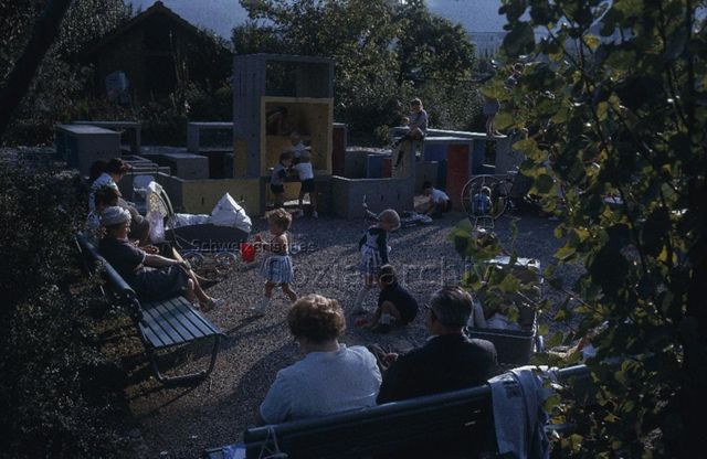 "Freizeitanlage" - Spieldorf aus Betonelementen, spielende Kinder; um 1970