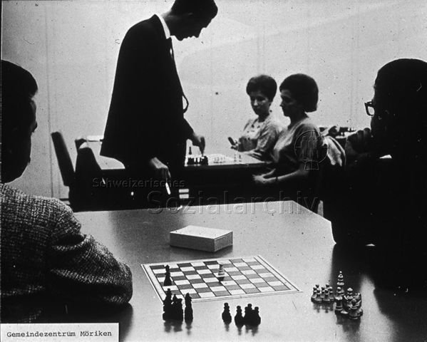 "Gemeindezentrum Möriken" - Jugendliche beim Schachspielen; um 1970