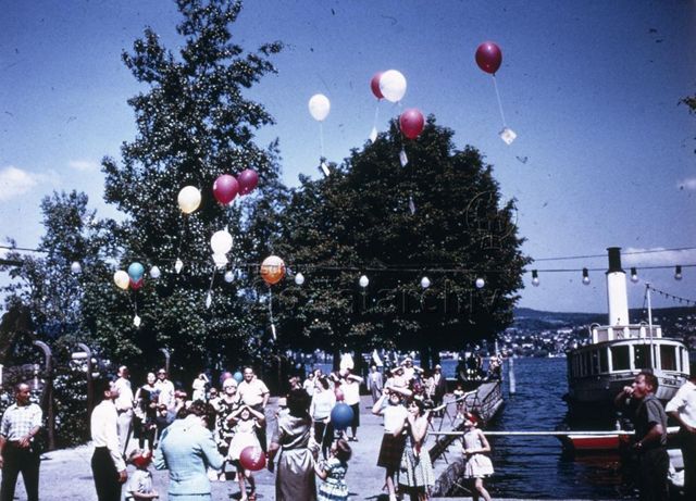 "Freizeitanlagen, Gemeinschaftszentren: Zürich" - Schiffsanlegestelle, Kinder lassen Ballone mit Briefen daran steigen; um 1970
