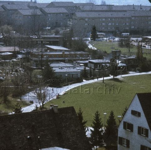 "Freizeitanlagen, Gemeinschaftszentren: Gesamtansicht FZ Buchegg, Zürich" - Aussenansicht auf die Anlage und die darumliegenden Gebäude; um 1970