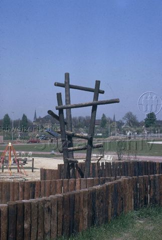 "Europäische Länder: Revierpark Gysenberg Herne, Deutschland" - Klettergerüst aus Holstämmen, im Hintergrund ein Spielplatz mit Sandboden und eine grosse Rasenfläche; um 1970