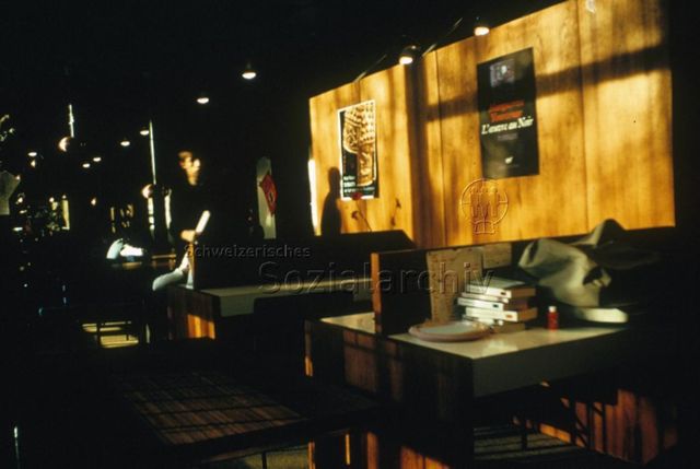 "Europäische Länder: Centre éducatif et culturel, Verres France" - Innenraum mit Arbeitsplätzen, an einer Holzwand hängen Plakate; um 1970