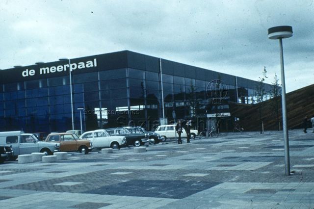 "Europäische Länder: De meer paal, Dronten Holland" - Aussenansicht auf das Haus mit Flachdach und grossen Fensterfronten, im Vordergrund sieht man den Parkplatz; um 1970