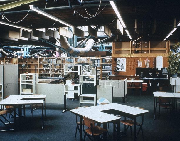 "Europäische Länder: Gemeinschaftszentrum Eindhoven Holland" - Vielseitig nutzbarer Innenraum mit Spannteppichboden, Stühlen, Tischen, rollbaren Gestellen und Stellwänden, Lavabo, die Metallstützen sind sichtbar; um 1970