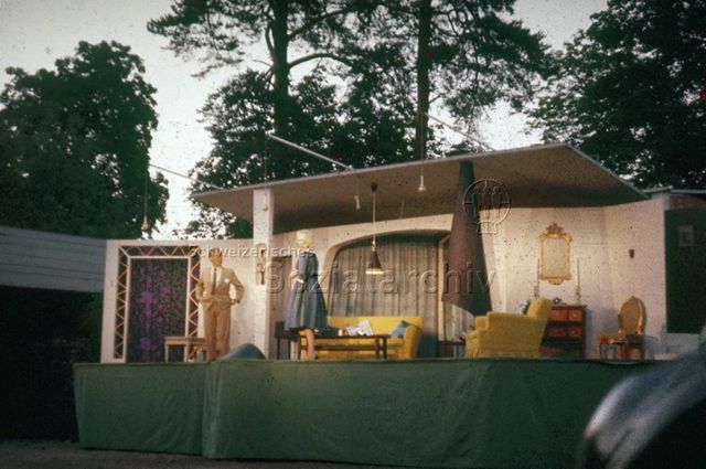 "Europäische Länder: Parktheater Stockholm, Schweden" - Theater unter freiem Himmel, Mann und Frau stehen auf der Bühne, die als Wohnzimmer eingerichtet ist; um 1960