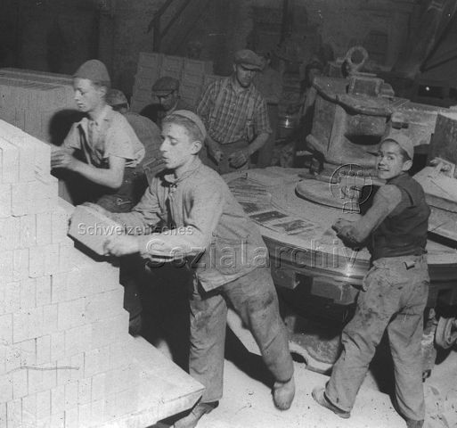 "Der Maurer" - Junge Burschen in einer Werkstatt, vermutlich bei der Herstellung von Ziegelsteinen