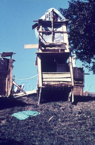 "Spiele im Freien: Effretikon ZH" - Aus Holz gezimmerter Turm, an einem abschüssigen Wall stehend;1975