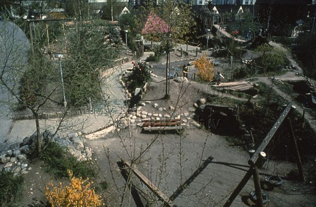 "Siedlungs- und Quartierspielplätze: Spielplatz St. Anton, Luzern" - Blick von oben auf den Spielplatz hinab, man sieht Schaukeln, Brücken, Wasserbecken; um 1970