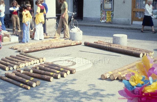 "Kinderfest Hechtplatz [Zürich], Blockhüttenbau" - bereitgelegte Elemente für den Hüttenbau; um 1975