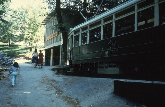 "Robinsonspielplatz 'Le Lignon', Genf" - ausrangierter Zugwaggon vor der Anlage; um 1975