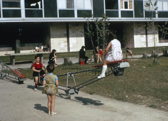 "Wippe 'Le Lignon', Genf" - spielende Kinder; um 1970