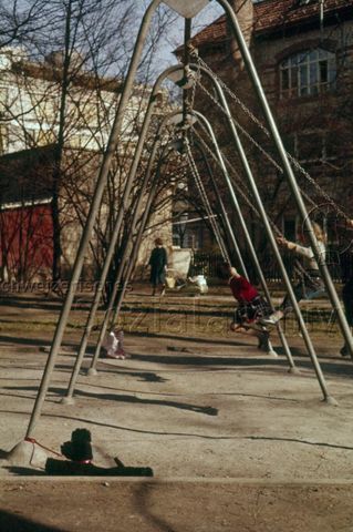 "Schaukeln" - Kinder beim Schaukeln auf dem Spielplatz; um 1970