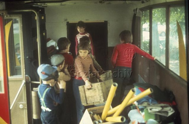 "Spielbus Zürich" - Kinder beim Entladen der Spielsachen; um 1970