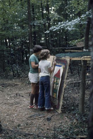 "Spielaktion Laufen" - Kinder beim Malen im Wald; 1975