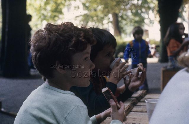 "Spielwaage Basel" - Kinder bei der Zwischenverpflegung; 1975
