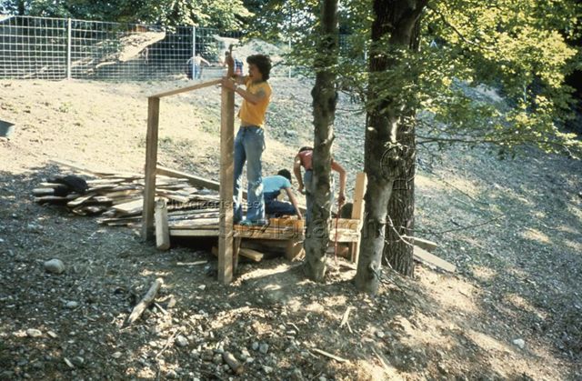 "Robinsonspielplatz 'Le Lignon', Genf" - Drei Jungen beim Bauen einer Hütte; um 1975