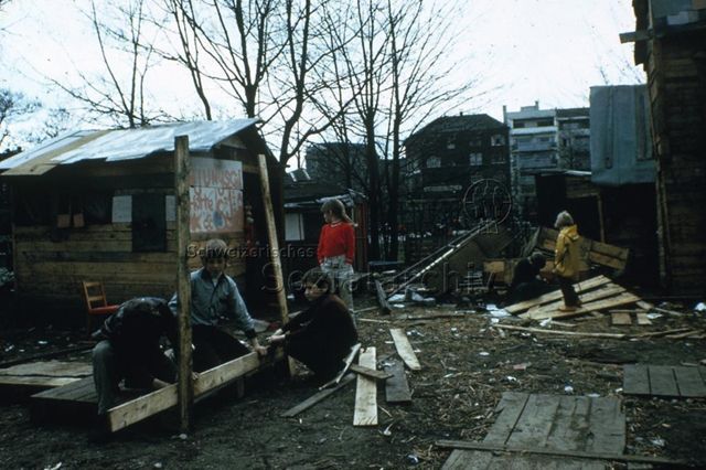 "Robinsonspielplatz Volta, Basel" - Kinder beim Bauen einer Hütte; 1972