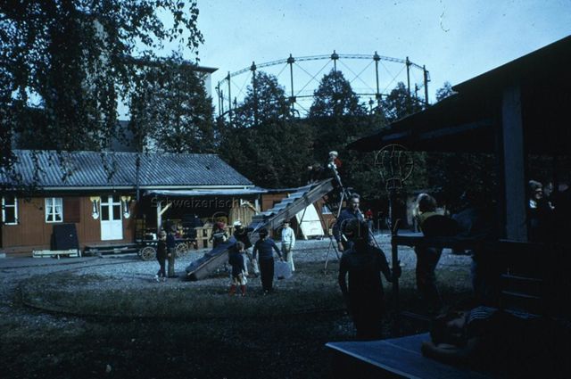 "Robinsonspielplatz Volta, Basel" - Kinder bauen eine Rutschbahn; um 1975