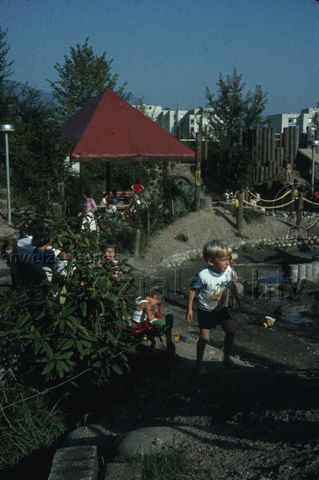 Spielplatz "St. Anton, Luzern" - spielende Kinder, Planschbecken; um 1975