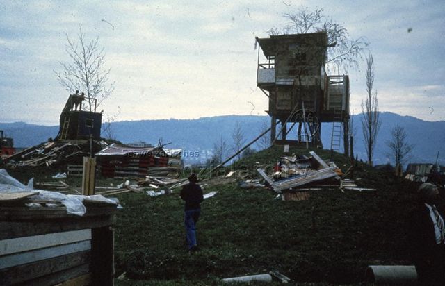 "Robinsonspielplatz Zug" - spielende Kinder, Holzhütten; um 1975