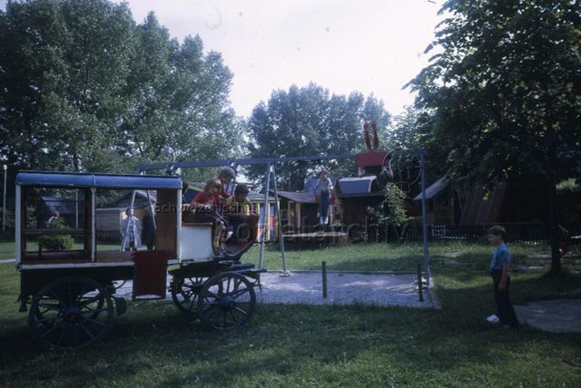 "Robinsonspielplatz Horburg, Basel" - spielende Kinder, Schaukel, ausrangierte Kutsche; um 1970