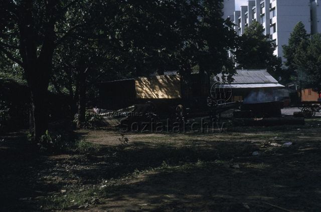 "Robinsonspielplatz Volta, Basel" - altes Boot, ausrangierter Wagen; 1975