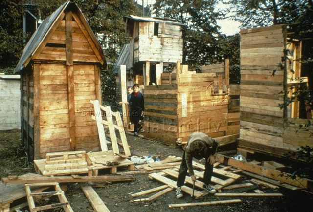 "Robinsonspielplatz Volta, Basel" - Jungen beim Hüttenbauen; um 1975