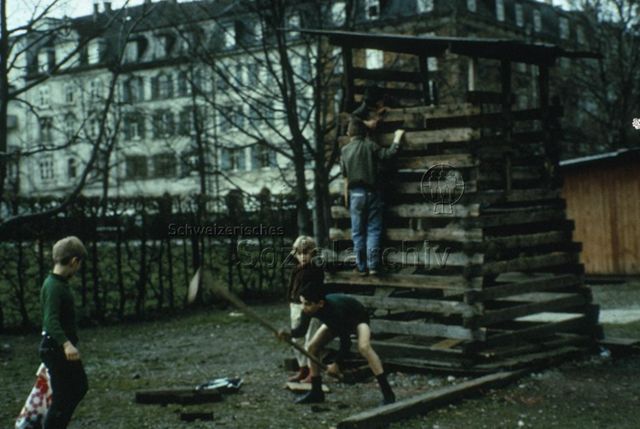 "Robinsonspielplatz Volta, Basel" - Jungen bei der Arbeit; um 1972