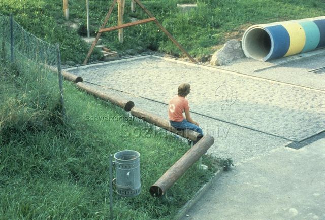 "Pausenhof Töss" - Sandspielplatz, Kriechröhre; um 1975