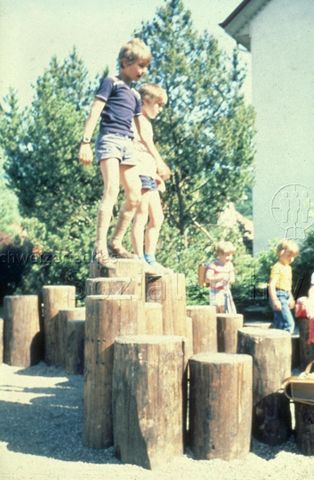 "Pausenplatz Sulz" - spielende Kinder auf Kletterelementen; um 1975