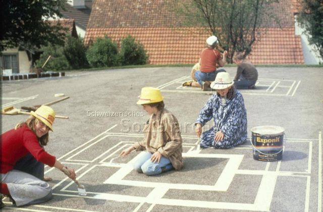 "Pausenplatz Sulz" - Kinder malen ein Mühle-Feld auf den Boden; um 1975