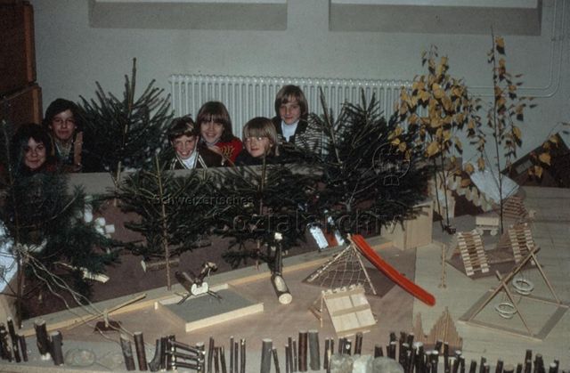"Pausenplatz Sulz" - Kinder hinter einem gebastelten Modell des Pausenplatzes; um 1975