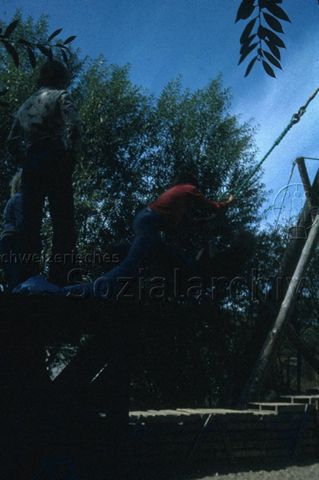 "Spieleinrichtungen Siedlung Flatas, Göteburg, Schweden" - spielende Kinder; 1977