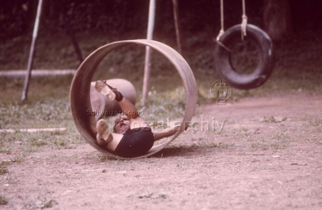 "Rollröhre" - Ein Junge beim Spielen in der rollenden Röhre; um 1970
