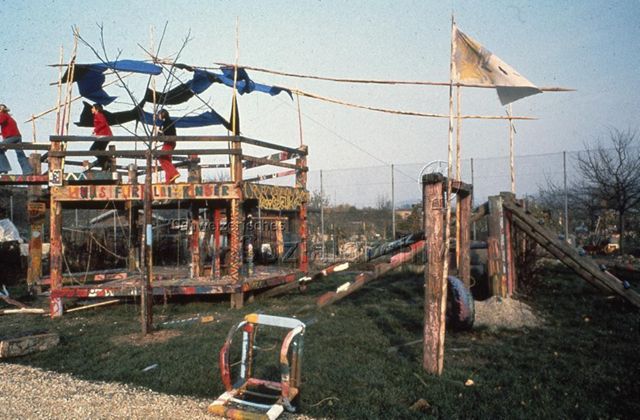 "Robinsonspielplatz Allmend, Basel" - spielende Kinder in der bunten Anlage; um 1975