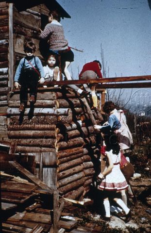 "Robinsonhütte" - spielende Kinder auf einer Hütte; um 1970