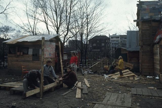"Robinsonspielplatz Volta, Basel" - Kinder beim Bauen einer Hütte; 1972