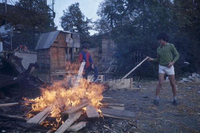 "Robinsonspielplatz Volta, Basel" - Kinder verbrennen Holz; um 1970