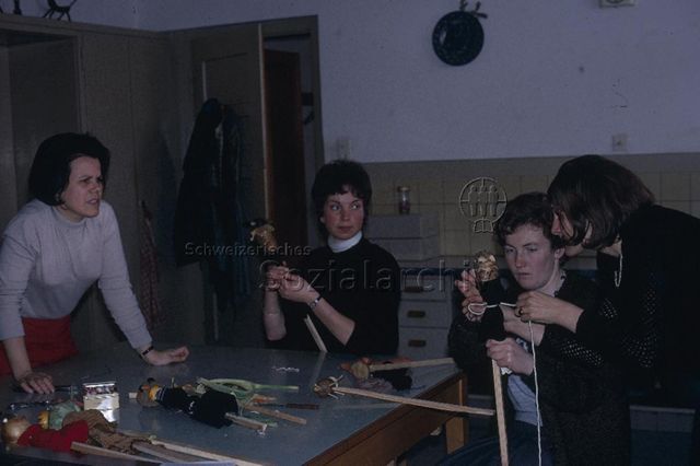 "Spielwoche Herzberg", Densbüren - Jugendliche beim Basteln von Puppen oder Figuren; um 1970