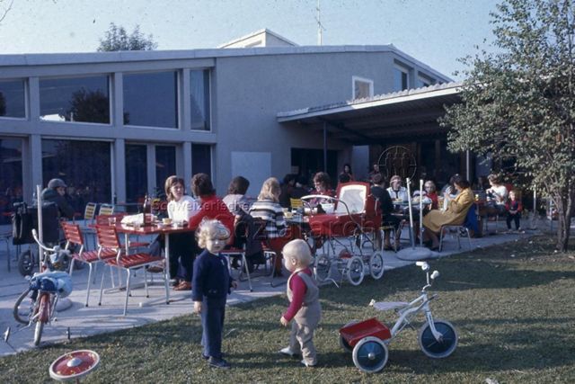 "Treffpunkt Freizeitanlage Bachwiesen", Zürich - spielende Kinder, Erwachsene sitzen im Café; um 1975