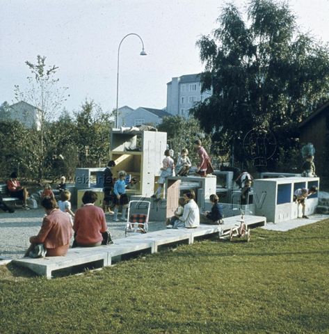 Spielplatz, spielende Kinder, Betonelemente; um 1970