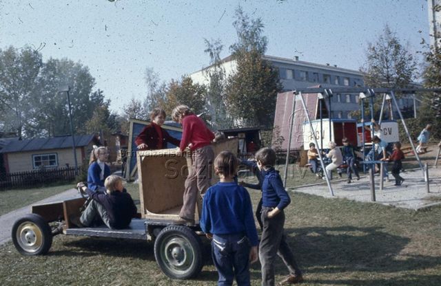 "Robinsonspielplatz Bachgraben, Basel" - Kinder beim Spielen auf ausrangiertem Fahrzeug; um 1975