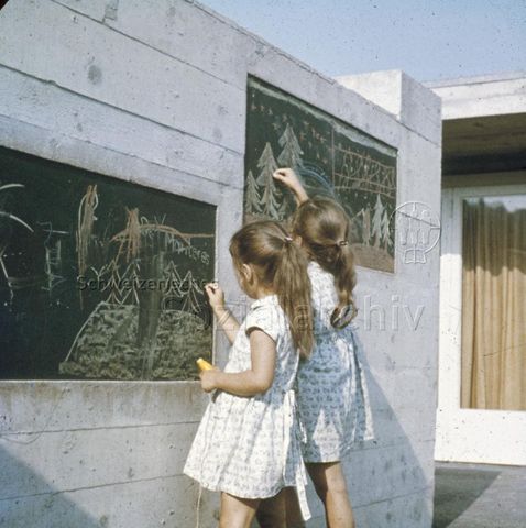 "Betonmauer" - Zwei Mädchen beim Malen mit Kreide; um 1970