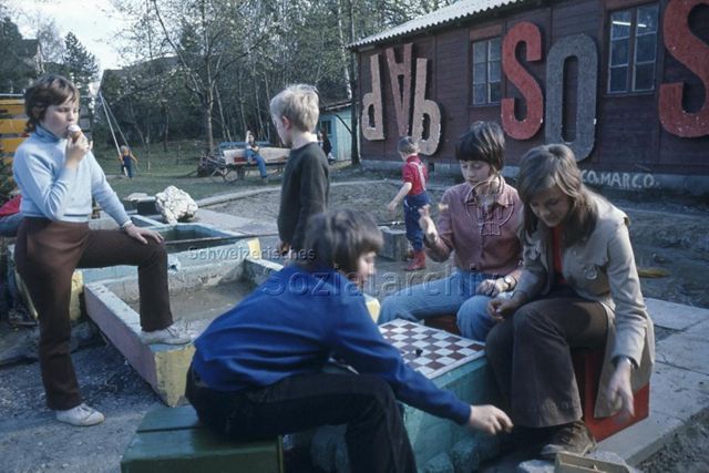 "Freizeitanlage Zofingen - Schach im Freien"; um 1975