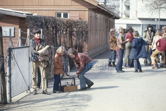 "Mit Werkzeug warten vor noch geschlossenem Robinsonspielplatz Volta", Basel; um 1975