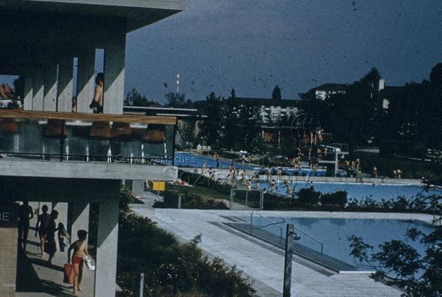 "Freibad, Gemeinschaftszentrum Seebach, Zürich" - Teilansicht der Anlage, Kinder beim Schwimmen; um 1975