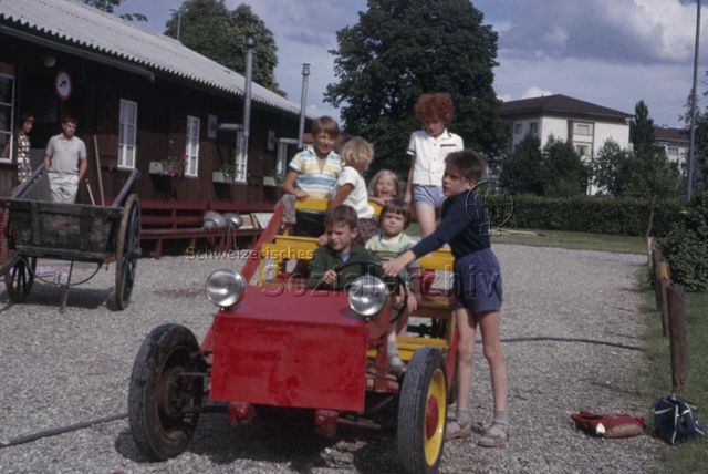 "Robinsonspielplatz Basel" - Kinder beim Spielen mit einem ausrangierten Fahrzeug; um 1975