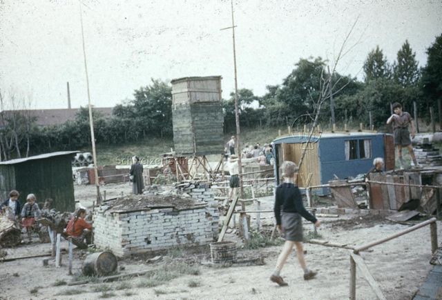 "Robinsonspielplatz Horburg, Basel" - Kinder beim Spielen und Bauen in der Anlage; um 1960
