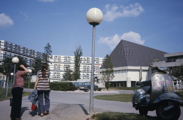 "Robinsonspielplatz 'Le Lignon', Genf" - Ansicht der Anlage von draussen, Wohnblöcke; um 1975