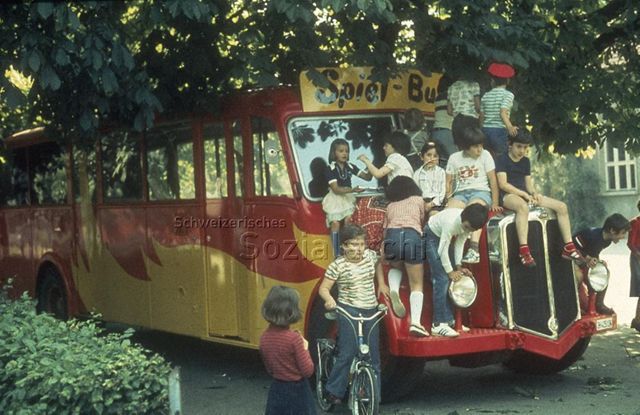 "Spielbus Zürich" - Kinder beim Spielen auf dem Bus; 1977